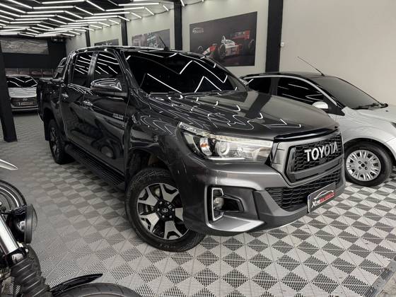 TOYOTA HILUX 2.8 SRX 4X4 CD 16V DIESEL 4P AUTOMÁTICO TOYOTA HILUX 2.8 SRX 4X4 CD 16V DIESEL 4P AUTOMÁTICO